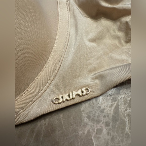 SKIMS WEIGHTLESS SCOOP BRA SIZE 32DDD - Picture 4 of 9